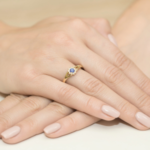 Pierścionek z Tanzanitem 0,15ct i Diamentami ze złota próby 585. W-0185TAN